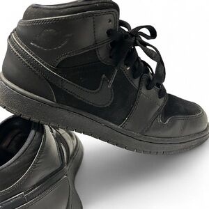 🔥 Nike Air Jordan 1 Mid BG Triple Black Youth 6.5Y / Women’s 8 | Suede & Leather